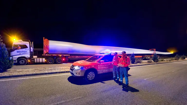 Un supercamión transporta una pala eólica. CEDIDA