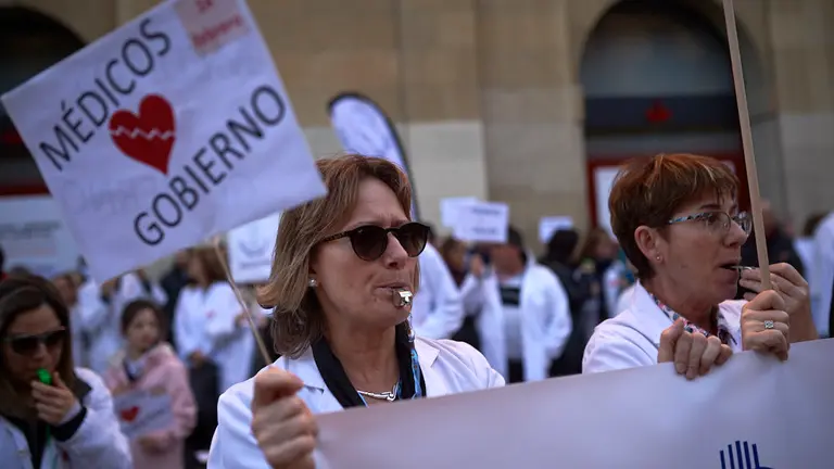 Cientos de médicos se manifiestan frente al Gobierno de Navarra. PABLO LASAOSA 2