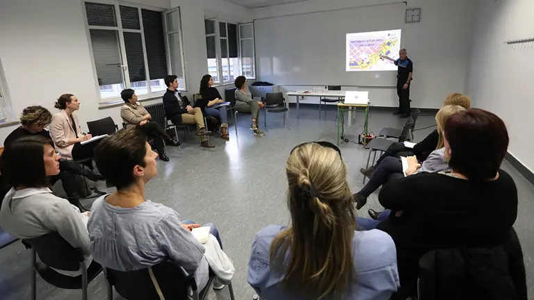 El Ayuntamiento presenta a los responsables de los colegios del entorno el primer corredor escolar seguro de Pamplona que estará en la calle Monte Monjardín. AYUNTAMIENTO DE PAMPLONA
