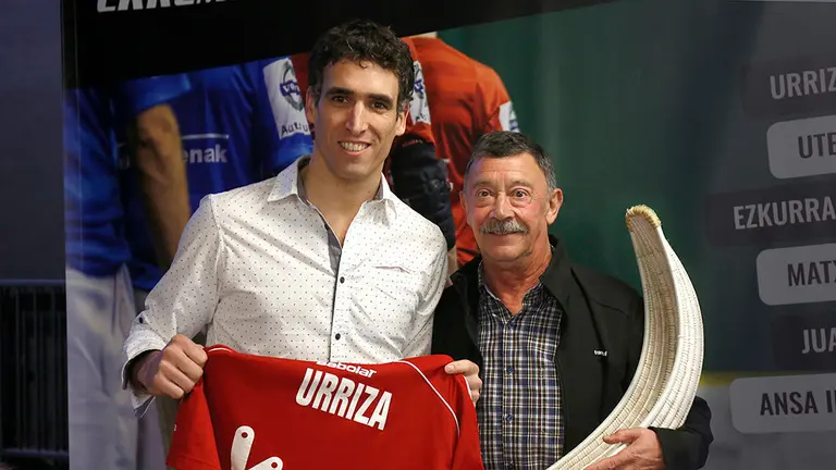 Javier Urriza recibe una nueva distinción. Maialen Andrés.