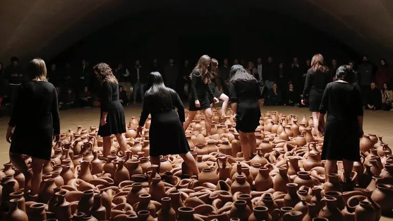 Trabajadoras de Bodega Otazu, durante una performance de Artweekend de Fundación Otazu EUROPA PRESS