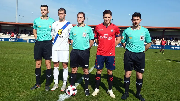 Trio arbitral con el señor Sada Gil y los capitanes del Osasuna - Cantolagua  Endika Irigoyen y Carlos Arcelus