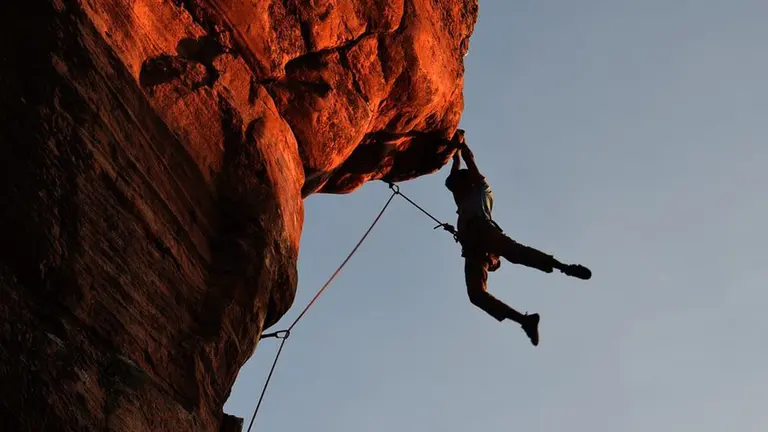 Imagen de archivo de una persona realizando escalada ARCHIVO