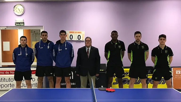 Partido de tenis de mesa en las instalaciones de Oberena.