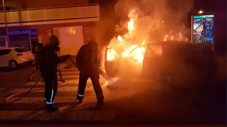 El coche en llamas, en Mendillorri. BOMBEROS