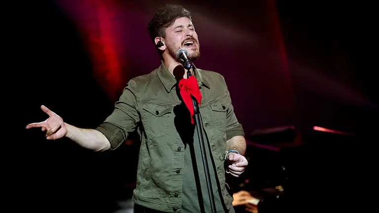 GRAF3247. PAMPLONA (NAVARRA), 24/02/2019.- El músico y cantante Luis Cepeda durante el concierto que ha ofrecido este domingo en el Baluarte de Pamplona, presentando su álbum debut Principios. EFE/Villar López.