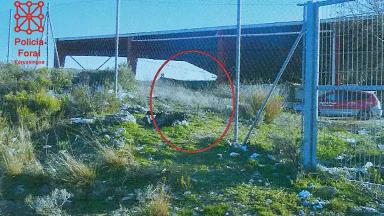 Agujero practicado en la valla perimetral de un centro de tratatamiento de residuos y basuras en Carcar, donde se ha producido un robo. POLICÍA FORAL