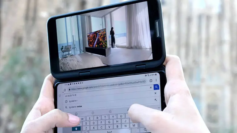 Un usuario utiliza el LG V50ThinQ 5G con doble pantalla. LG