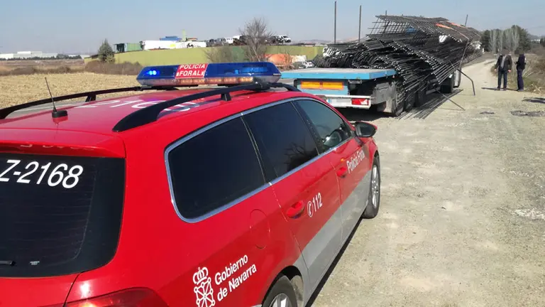 La Policía Foral supervisa el camión que ha sufrido un percance y ha estado a punto de perder la mercancía de barras de hierro que poraba en la carretera entre Tudela y Murchante POLICÍA FORAL