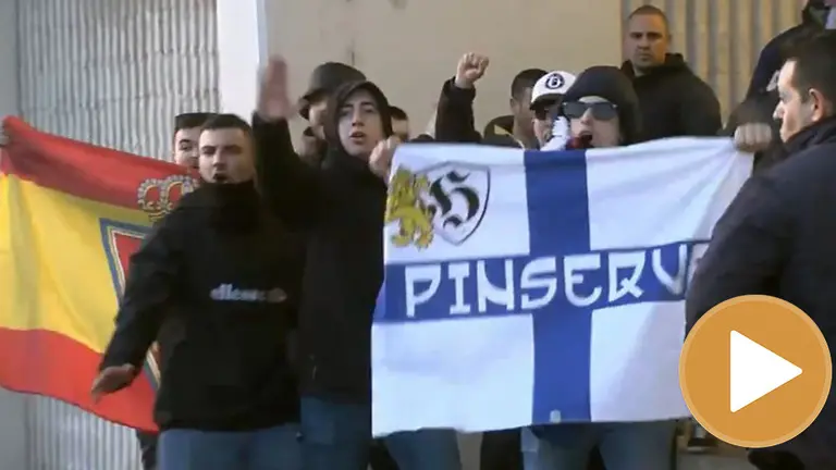 Varios ultras del Real Zaragoza durante su entrada a El Sadar TWITTER VAMOS player