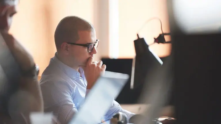 Un trabajador en una oficina ARCHIVO