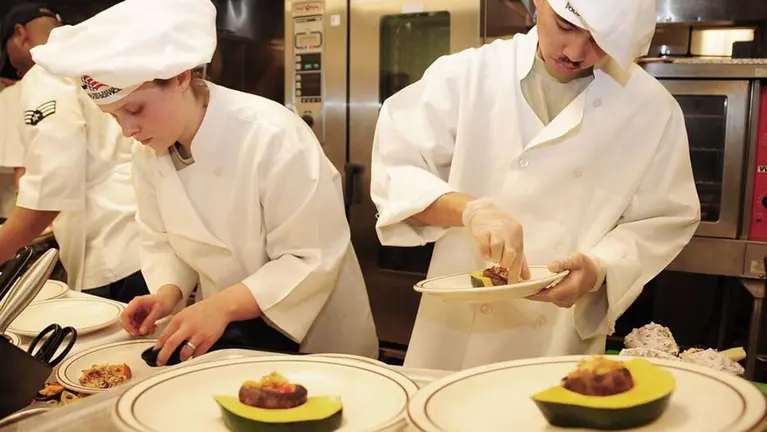 Varios cocineros trabajando en la cocina de un restaurante ARCHIVO