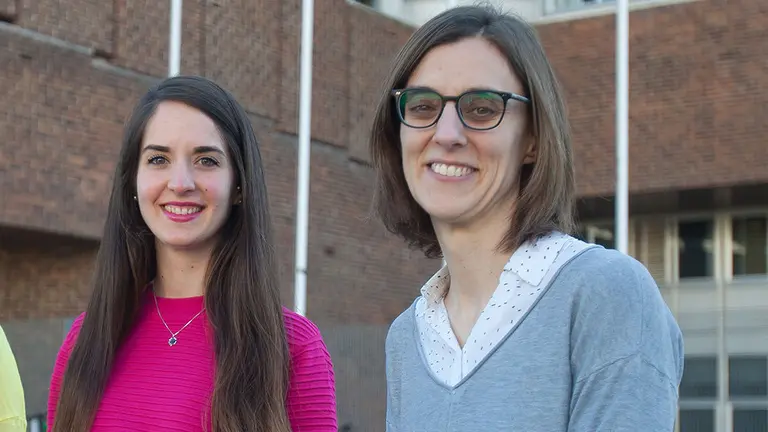 Las pamplonesas Maialen Palomino y Estíbaliz Erviti, graduadas de la Universidad de Navarra y número 3 y número 1 respectivamente en el examen de Biológo Interno Residente Foto UNIVERSIDAD DE NAVARRA