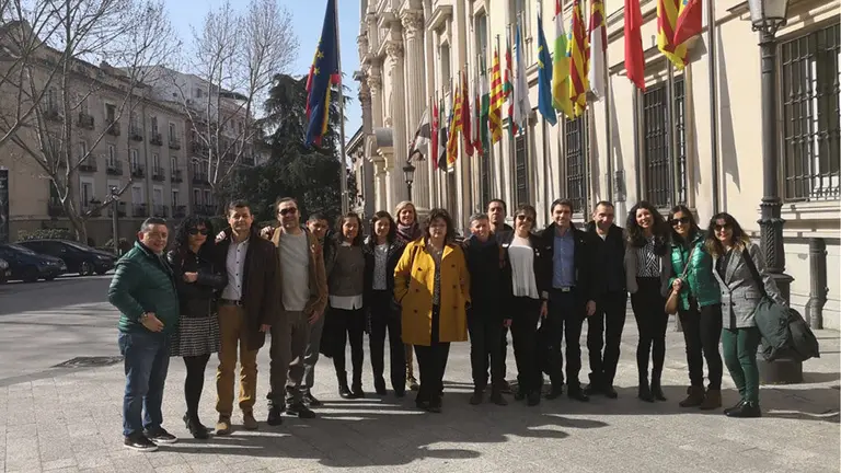 Expedición navarra de la asociación de fibrosis quística, junto al senado. CEDIDA