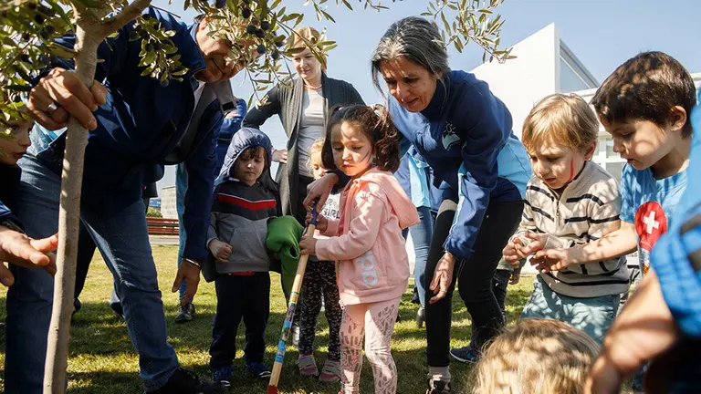 Aisha Salinas Londoño, del colegio Paderborn, sigue las
indicaciones de la coordinadora de Medio Ambiente de Volkswagen
Navarra, Ana Moreno, ante la atenta mirada de la directora de Recursos Humanos de la fábrica, Kerstin Scholz. CEDIDA