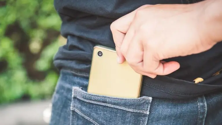 Una persona roba un teléfono móvil a otra ARCHIVO