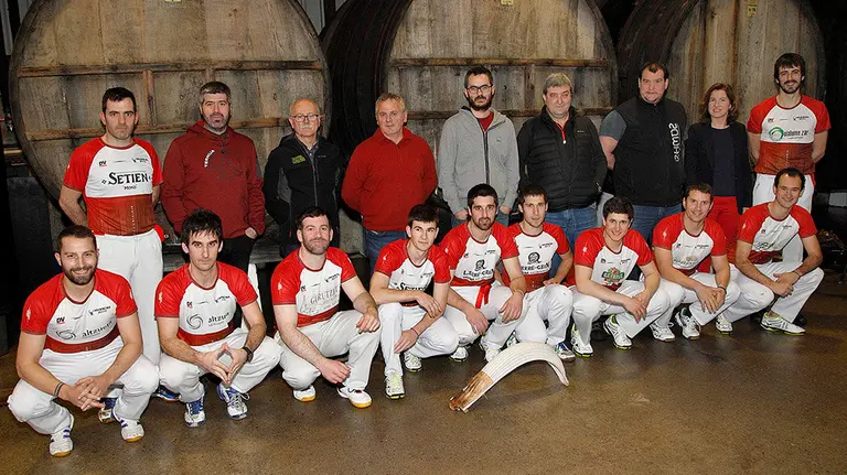 Los remontistas del torneo de la sidra en la presentación del campeonato. Foto de Maialen Andrés.