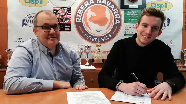 Sergio González firma el contrato junto al presidente del Ribera Navarra. Cedida.