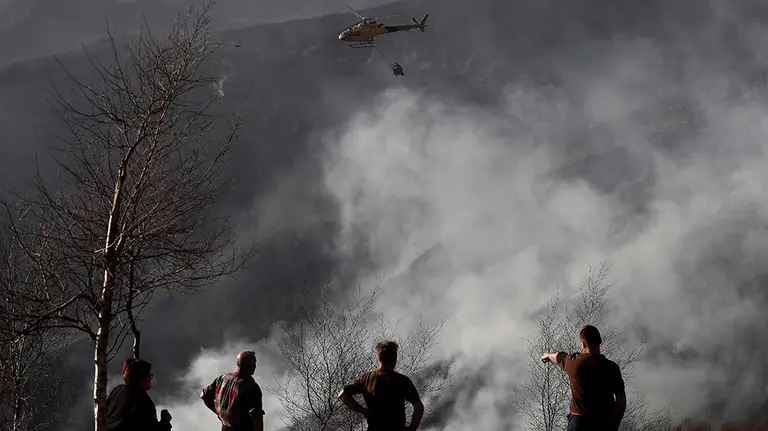 GRAFCAV1962. PAMPLONA, 27/02/2019.- El incendio forestal que desde esta madrugada afecta a una zona boscosa de Goizueta ha quemado ya cien hectáreas de pino de repoblación y matorral de altura, pese a que dos helicópteros y un avión trabajan en el control de las llamas, cuyo origen se investiga como provocado. Hasta el lugar se han desplazado bomberos voluntarios de Goizueta, así como efectivos de los parques de Bomberos de Cordovilla y de Oronoz, además de dos helicópteros del Gobierno de Navarra y un avión cedido por el ministerio de Agricultura con base en Torrejón, tras ser solicitado por el Servicio de Protección Civil SOS Navarra-112. EFE/ Jesús Diges