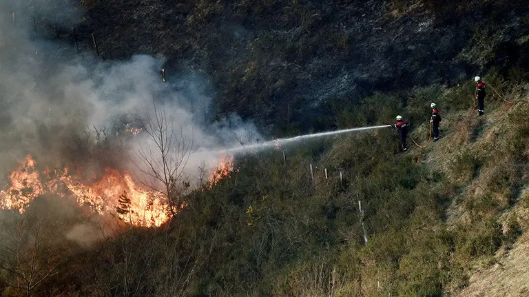 GRAFCAV1966. GOIZUETA (Navarra) 27/02/2019.- El incendio forestal que desde esta madrugada afecta a una zona boscosa de Goizueta ha quemado ya cien hectáreas de pino de repoblación y matorral de altura, pese a que dos helicópteros y un avión trabajan en el control de las llamas, cuyo origen se investiga como provocado. Hasta el lugar se han desplazado bomberos voluntarios de Goizueta, así como efectivos de los parques de Bomberos de Cordovilla y de Oronoz, además de dos helicópteros del Gobierno de Navarra y un avión cedido por el ministerio de Agricultura con base en Torrejón, tras ser solicitado por el Servicio de Protección Civil SOS Navarra-112. EFE/ Jesús Diges
