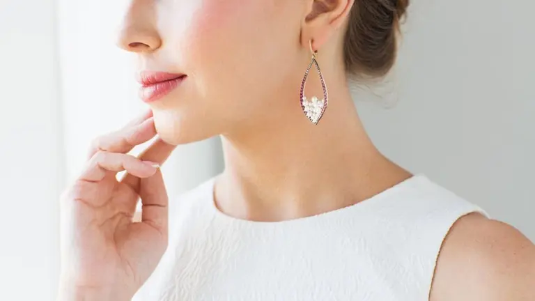 Una mujer joven con unos pendientes de lujo ARCHIVO