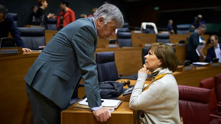 Koldo Martínez (i) habla con Uxue Barkos, Presidenta del Gobierno de Navarra. PABLO LASAOSA