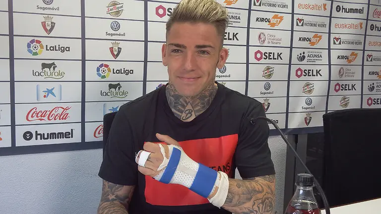 Brandon Thomas con la protección que utiliza para entrenarse en el brazo izquierdo.