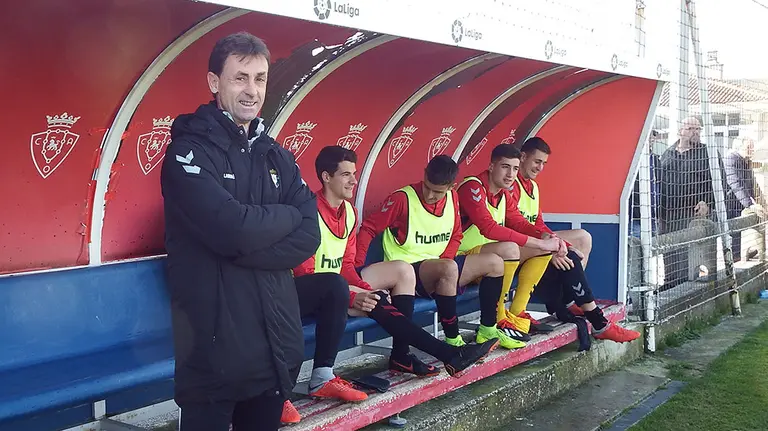 Santiago Castillejo junto a su banquillo en Tajonar. Navarra.com