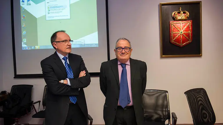 GRA173 PAMPLONA, 09/03/2016.- El presidente de Osasuna, Luis Sabalza (d), y el gerente del club, Angel Ardanaz, a su llegada hoy en el Parlamento de Navarra donde han presentado un plan de viabilidad realizable para saldar la totalidad de su deuda con la Hacienda foral y bancos, que recoge su cancelación en siete años, tras tres de moratoria, si el equipo navarro está en Segunda División y en dos años si regresa a Primera. EFE/Villar López