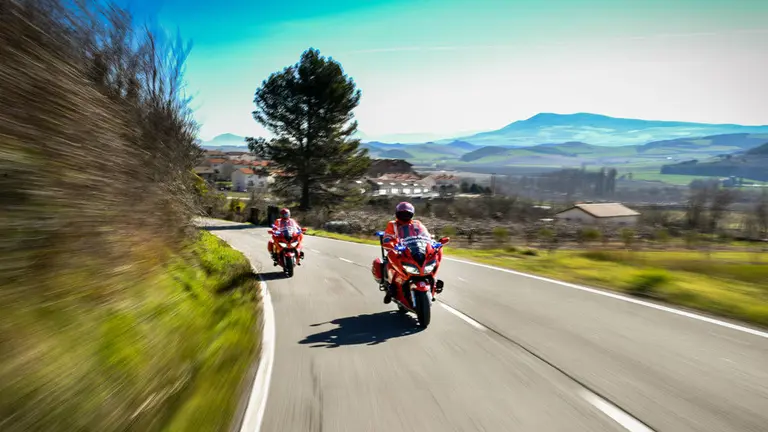Patrullas de Seguridad Vial circulan por una carretera de la Comunidad foral. CEDIDA