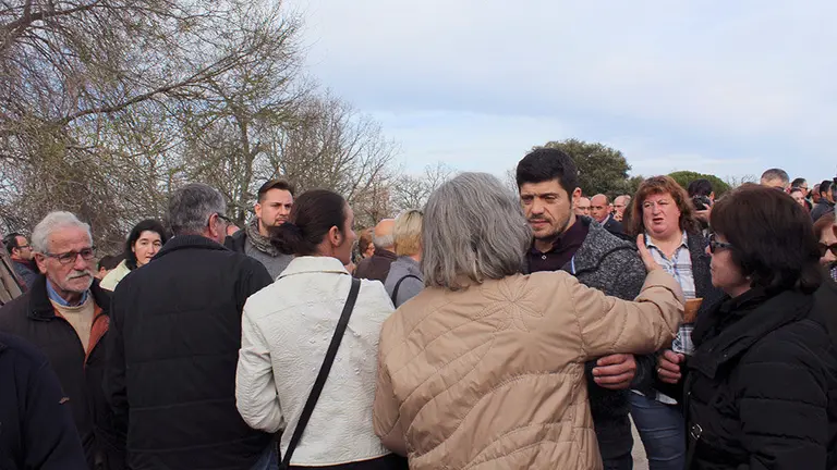 El concursante de "Los lobos" en el programa televisivo "Boom", Manu Zapata (3d), recibe en Casillas de las Flores (Salamanca) el pésame de los asistentes al entierro de su amigo y compañero José Pinto, que falleció a los 57 años de un infarto. EFE/Rebeca Jerez