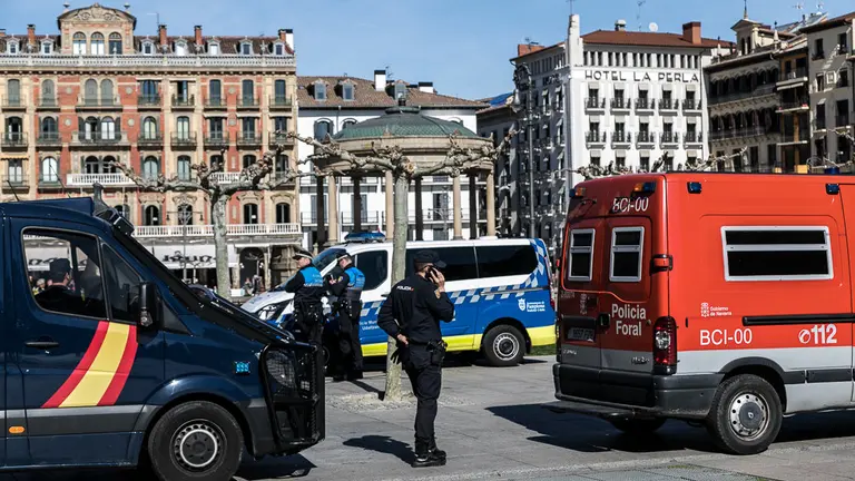 Miembros de la Policía Nacional, de la Policía Foral y de la Policía Municipal, en la Plaza del Castillo de Pamplona (02). IÑIGO ALZUGARAY