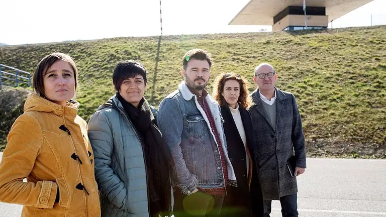 GRAF6148. VITORIA, 18/01/2019.- (De izq a dcha) Los diputados Marta Sibina (EnComú Podem), Marian Betialarrangoitia (EH Bildu), Gabriel Rufián (ERC), Alexandra Fernández (En Marea) y Joseba Agirretxea (PNV) han visitado esta mañana en la carcel de Zaballa, en las cercanias de Vitoria, a los condenados por la agresión a dos guardias civiles en un bar de la localidad navarra de Alsasua. EFE/ADRIÁN RUIZ DE HIERRO