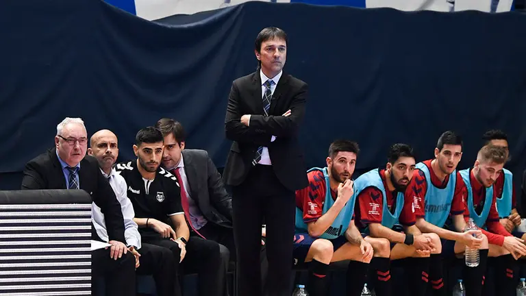Imanol Arregui junto al banquillo de Osasuna Xota en la Copa de España en Valencia. Lnfs.