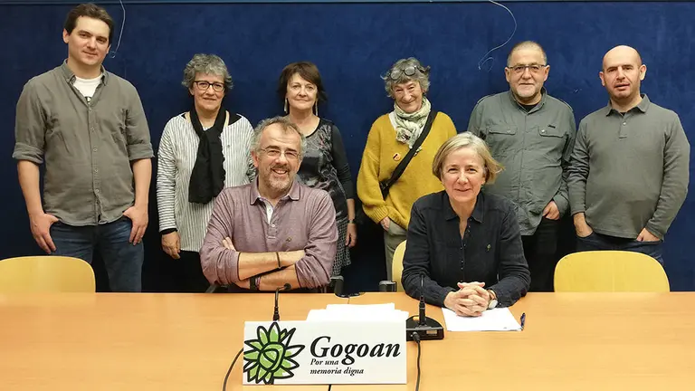 Los miembros de la asociación &#39;Gogoan, por una memoria digna&#39; en rueda de prensa. CEDIDA
