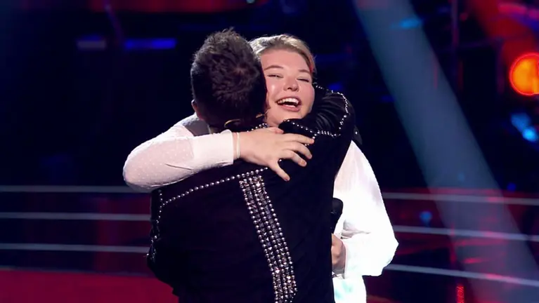 Hannah Labotka, la joven de Chivago afincada en Pamplona, se abraza con Pablo López tras integrarse en su equipo de La voz ANTENA 3