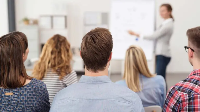 Varios jóvenes asisten a una clase de un curso. ARCHIVO