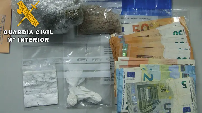 Droga y dinero incautado en la operación Argiano realizada por la Guardia Civil tras el registro de una vivienda en Castejón Foto GUARDIA CIVIL
