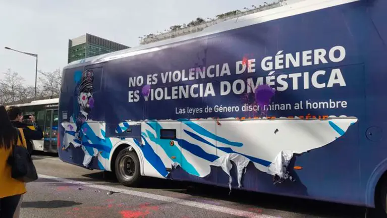 El autobús de HazteOír atacado. HO