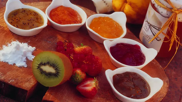 Varias mermeladas artesanas elaboradas y embotadas en Navarra para su venta y comercialización. Foto: INTIA