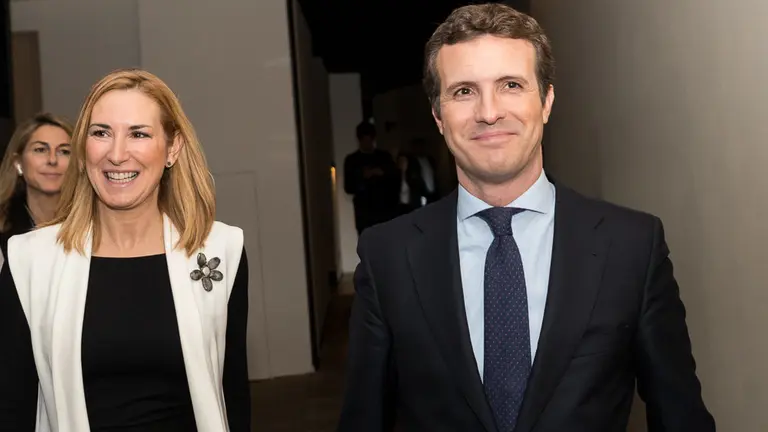 El presidente del PP, Pablo Casado, y el presidente de UPN, Javier Esparza, firman un acuerdo electoral entre ambos partidos (03). IÑIGO ALZUGARAY