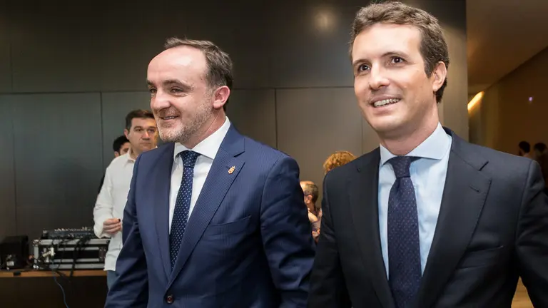 El presidente del PP, Pablo Casado, y el presidente de UPN, Javier Esparza, firman un acuerdo electoral entre ambos partidos (08). IÑIGO ALZUGARAY