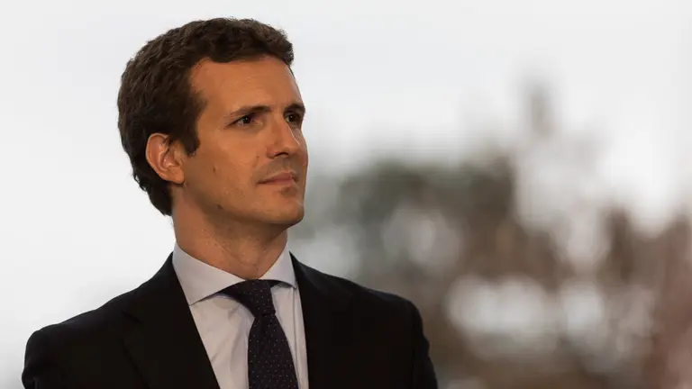 El presidente del PP, Pablo Casado, y el presidente de UPN, Javier Esparza, firman un acuerdo electoral entre ambos partidos (28). IÑIGO ALZUGARAY