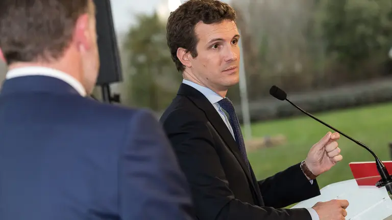 El presidente del PP, Pablo Casado, y el presidente de UPN, Javier Esparza, firman un acuerdo electoral entre ambos partidos (49). IÑIGO ALZUGARAY
