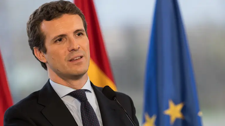 El presidente del PP, Pablo Casado, y el presidente de UPN, Javier Esparza, firman un acuerdo electoral entre ambos partidos (53). IÑIGO ALZUGARAY