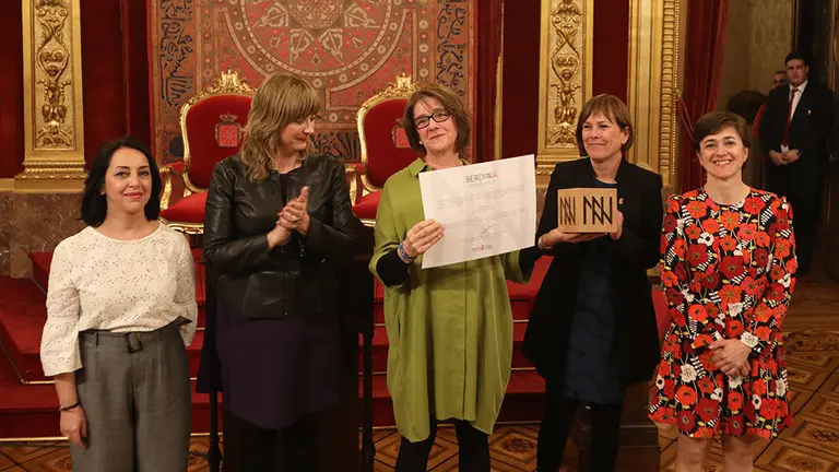 Las tres representantes de la Asociación Alaiz que han recogido el premio Berdinna a la igualdad, junto a la Uxue Barkos y la consejera Ana Ollo GOBIERNO DE NAVARRA