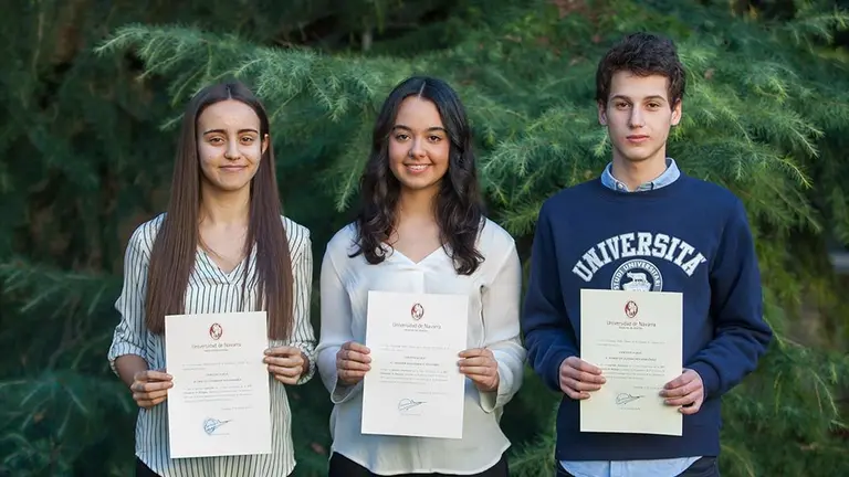 De izquierda a derecha, Maite Losarcos (3ª), Maider Manterola (1ª) y Tomás de Navascués (2º).