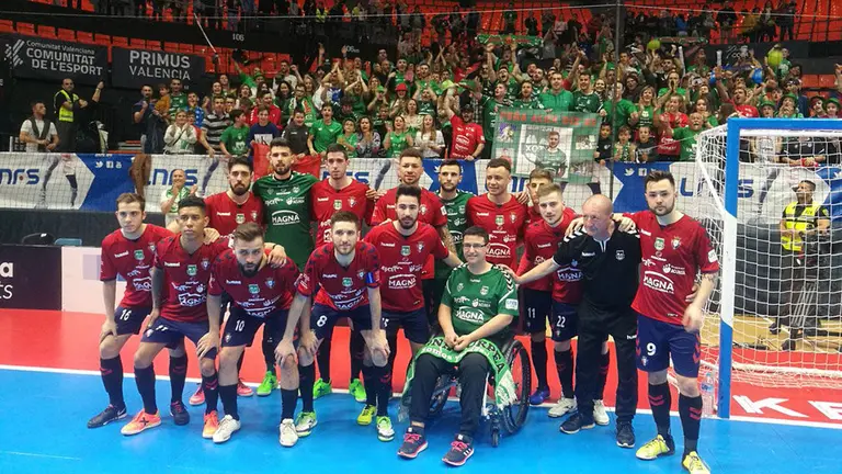 Los jugadores de Osasuna Xota posan con sus seguidores en la Copa de España jugada en Valencia 2019. Twitter Xota.