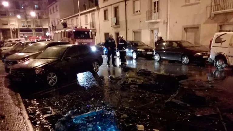 Policía Local de Tudela y Bomberos investigan las causas de un incendio que ha afectado a varios vehículos y contenedores. BOMBEROS