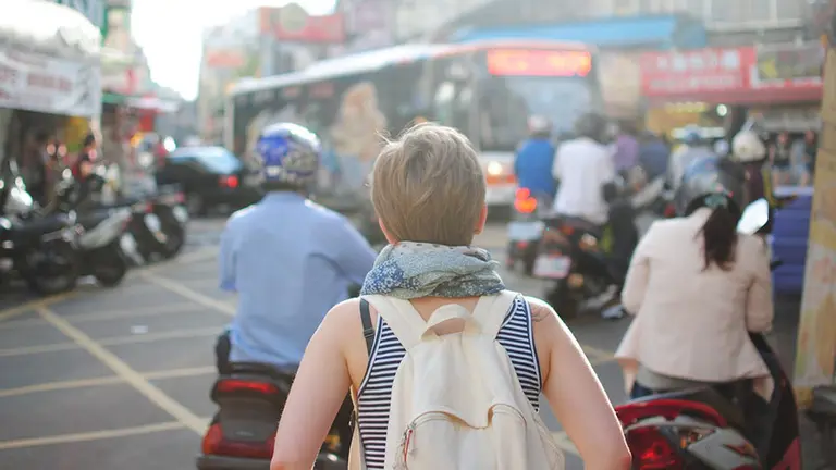Imagen de una turista portando una mochila durante sus vacaciones en un país asiático ARCHIVO